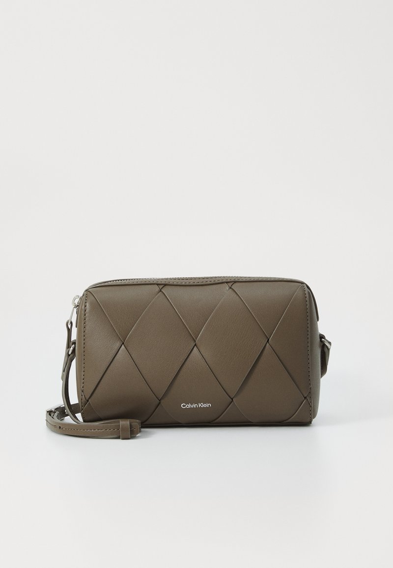 Borsa a tracolla in pelle trapuntata verde oliva con accessori in metallo argentato e tracolla regolabile. Presenta una chiusura con zip e dettaglio del logo.
