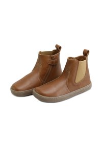 Botas de tobillo de cuero marrón con paneles laterales elásticos y una asa. Textura suave y suela de goma ligera con detalles de costura.