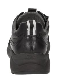 Schwarze Ledersneaker mit strukturierten Oberflächen, gepolstertem Schaft und Streifendetail. Die Ferse ist zur Verbesserung des Komforts gepolstert.