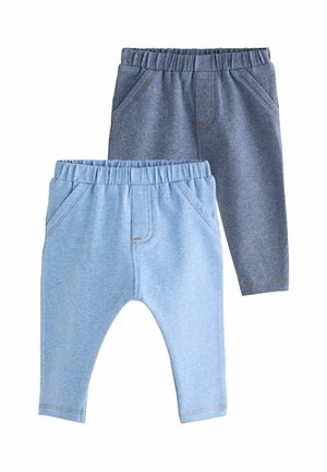 To par elastiske babybukser med elastik i taljen, den ene lyseblå og den anden mørkeblå, begge med sidelommer og simple syninger.