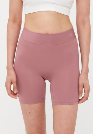 Getailleerde, hoog-waisted shorts van zacht rozenkleurige stof. Gladde textuur met een naadloze tailleband en lengte tot halverwege de dij. Minimale branding zichtbaar.