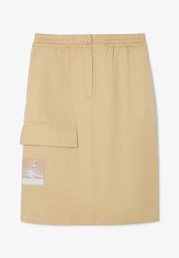 Jupe beige jusqu'aux genoux avec une taille élastique, une fermeture boutonnée à l'avant et une poche latérale ornée d'une étiquette imprimée.