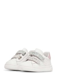 Sneakers bianchi con due cinturini in velcro luccicanti, uno argento e uno rosa chiaro, parte superiore in pelle testurizzata, punta arrotondata e dettagli perforati.