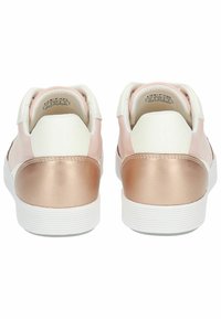 Baskets roses et blanches avec un accent en rose doré brillant au niveau du talon, présentant une texture lisse et un col rembourré. Semelle en caoutchouc avec des rainures.
