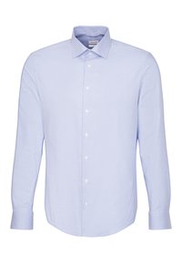 Camicia a maniche lunghe di colore azzurro chiaro con texture morbida, chiusura a bottoni, colletto piegato e un sottile motivo a righe. Orlo curvo e polsini standard.
