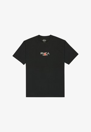 Zwarte katoenen T-shirt met korte mouwen, met een wit en rood RVCA-logo gecentreerd op de borst. Eenvoudig rond nekontwerp.
