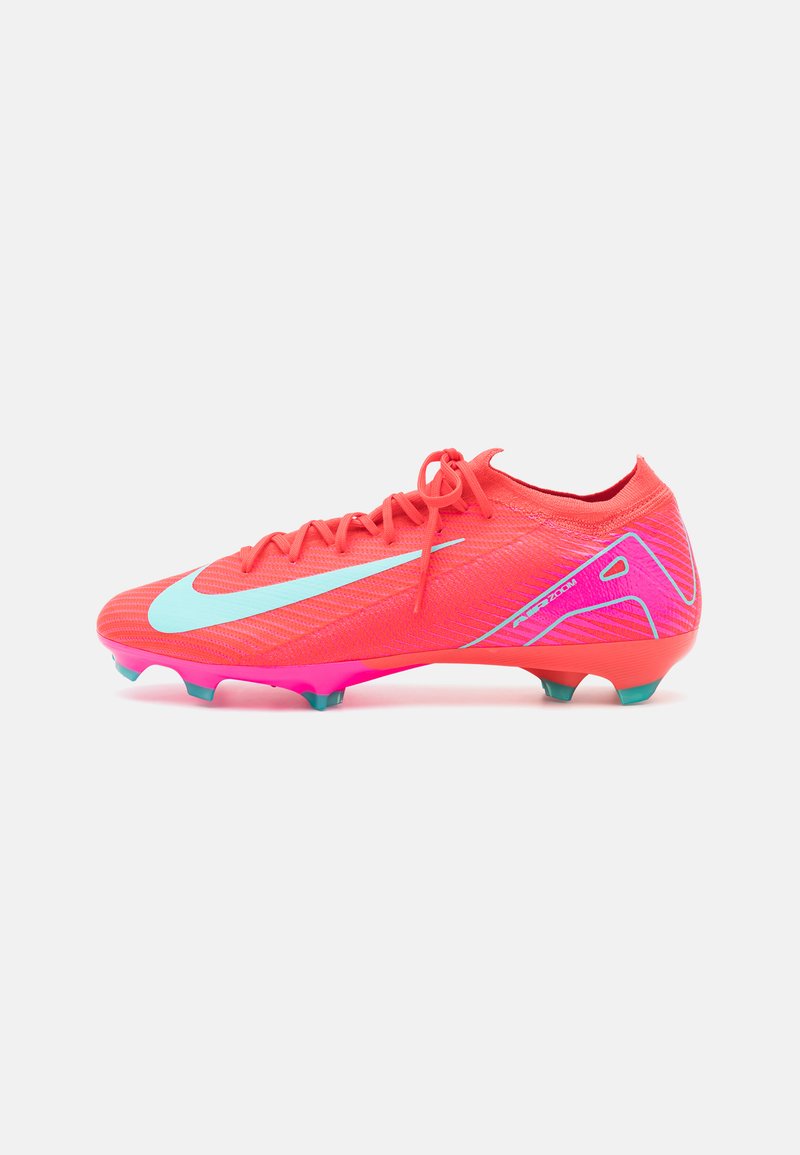 Șiretă de fotbal roz aprins cu un exterior texturat, accente albastre deschise și un design elegant. Dispune de o talpă roz cu crampoane teal.