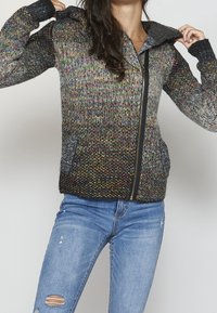 Gebreide hoodie met rits in multikleur garen, met een donkergrijze hoofdkleur, geribbelde manchetten en zijzakken.