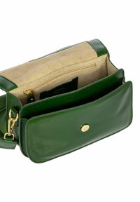 Sac en cuir vert à porter en bandoulière avec une texture lisse, quincaillerie dorée et intérieur doux. Il dispose d'une fermeture à bouton magnétique et de plusieurs compartiments.