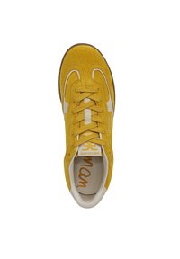 Sneaker in suede giallo con accenti bianchi, punta rotonda e suola piatta in gomma. I lacci sono dello stesso giallo; logo del marchio visibile sulla soletta.
