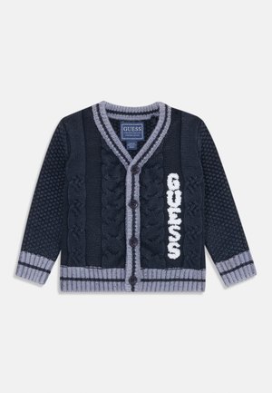 Cardigan en tricot navy avec des motifs texturés, des détails en tricot torsadé et des accents gris. Présente un col en V, une fermeture à boutons et un logo brodé.