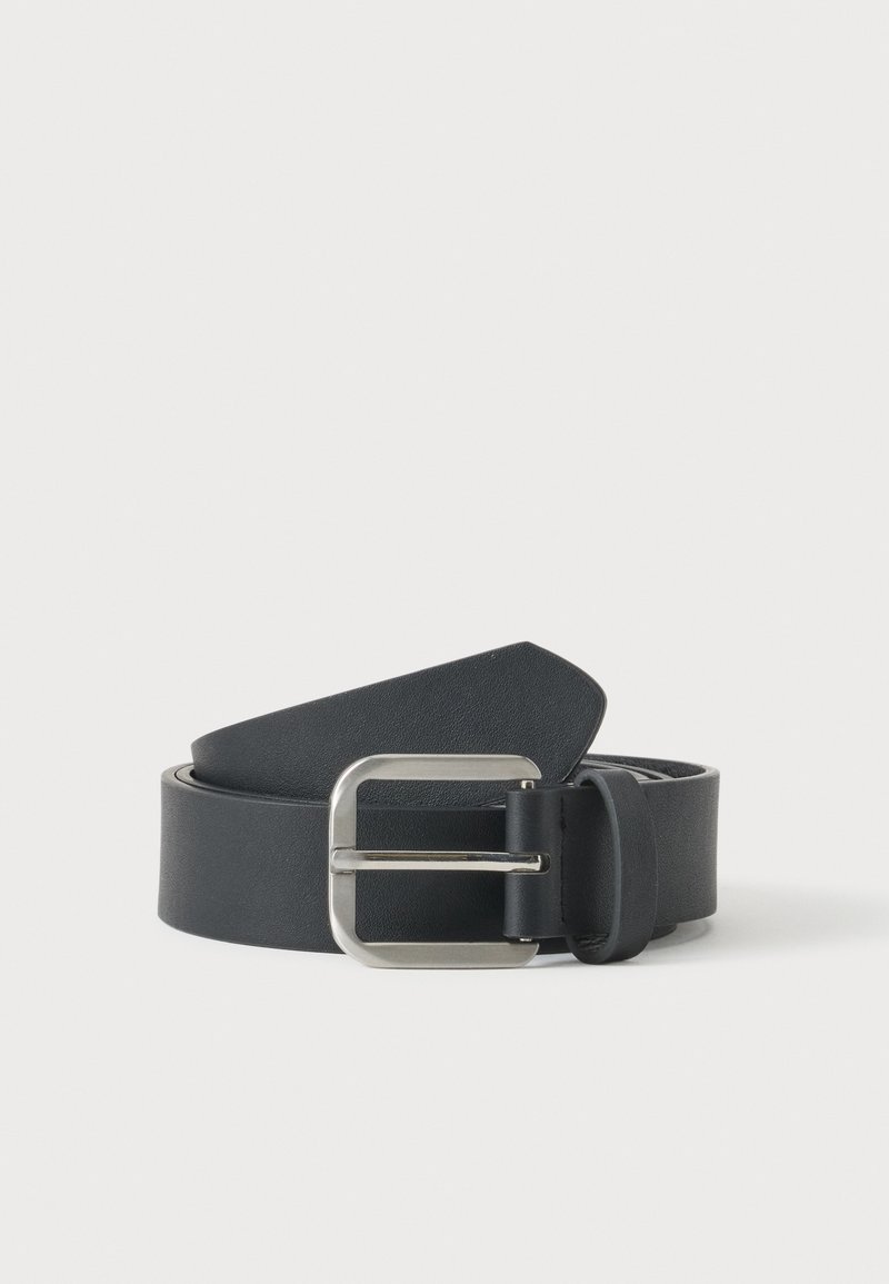 Ceinture en cuir noir roulée avec boucle métallique rectangulaire argentée sur un fond clair uni.
