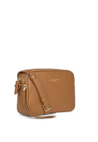 Borsa a tracolla in pelle marrone con superficie-texturizzata, chiusura a zip e tracolla regolabile. Caratterizzata da logo dorato e accessori metallici.