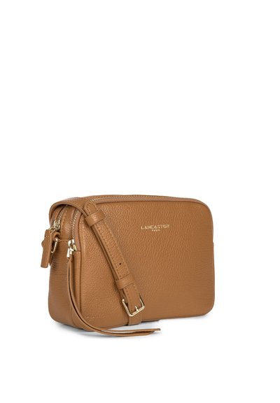 Borsa a tracolla con patta e chiusura Pia Lancaster 547-60 Camel Borsa a tracolla con patta e chiusura Pia Lancaster 547-60 Camel
