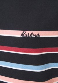 Tissu tricoté avec des rayures horizontales rose, blanche, rouge, bleue et noire et un logo "Barbour" noir brodé sur la bande rose.