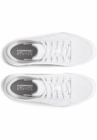 Baskets blanches de sport avec un dessus synthétique lisse, des pointes arrondies et une semelle intérieure texturée portant la marque "Comfort Deluxe System".