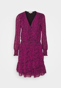 Abito avvolgente fucsia con stampa zebra nera. Dotato di maniche lunghe, scollo a V profondo, vita arricciata e orlo a balze. Realizzato in tessuto leggero.
