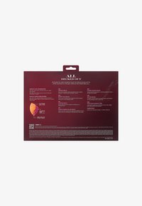 Confezione rossa e dorata con descrizioni del prodotto per un kit di trucco, inclusi pennelli e spugne. Il testo è chiaro e informativo.