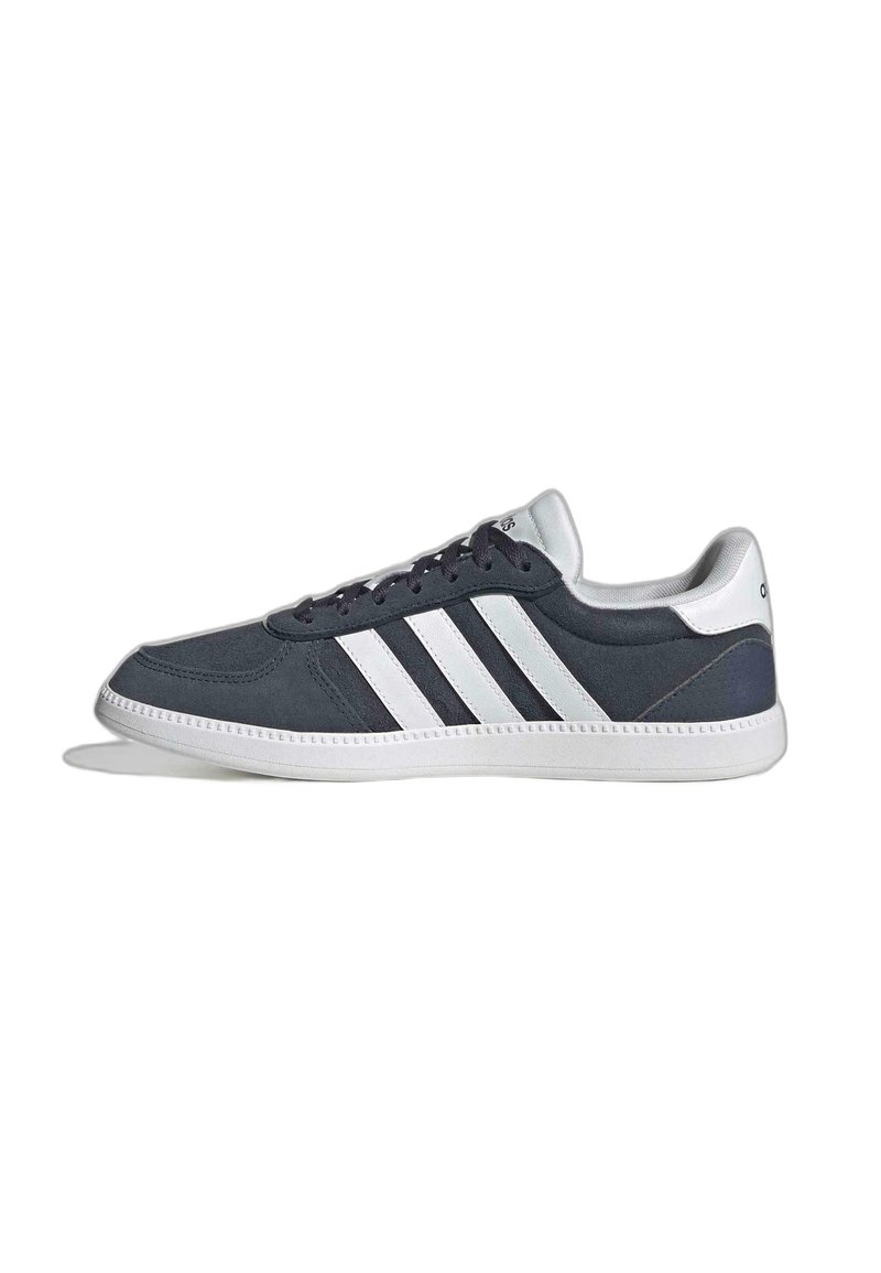 Zapatillas de ante azul oscuro con suela de goma blanca, que presentan tres rayas blancas en el costado y un acabado en costura tonal. Diseño minimalista.
