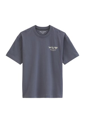 T-shirt gris foncé à manches courtes avec col rond, avec un petit imprimé d’insecte et le logo de la marque sur la poitrine gauche.