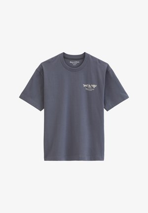 T-shirt gris foncé à manches courtes avec col rond, avec un petit imprimé d’insecte et le logo de la marque sur la poitrine gauche.