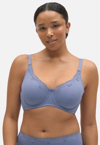 Sostén azul con detalle de encaje en el escote, confeccionado en tejido texturizado, con tirantes ajustables y un diseño estructurado para mayor soporte.