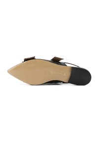 Scarpa nera a punta con suola beige, caratterizzata da cinturini eleganti e una tomaia in pelle liscia. Design del tacco piatto notevole.