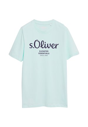 T-shirt bleu clair à manches courtes avec col rond et inscription « s.Oliver Elevated Essentials Since 1969 » en texte foncé sur le devant.