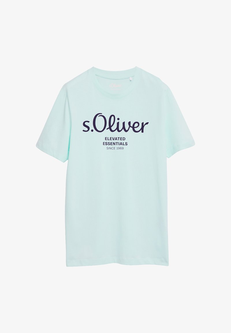 T-shirt bleu clair à manches courtes avec col rond et inscription « s.Oliver Elevated Essentials Since 1969 » en texte foncé sur le devant.
