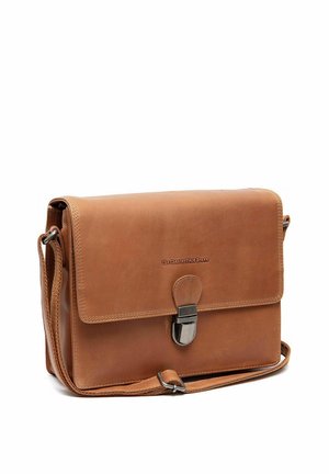Sac messager en cuir marron avec rabat avant, fermeture à boucle métallique, bandoulière réglable et nom de la marque embossé "The Chesterfield Brand".