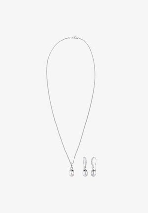 Silberne Halskette mit einem Perlenanhänger und passenden Perlenohrringen. Glatte, polierte Oberfläche mit einem eleganten Kettendesign.