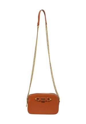 Tasche aus braunem Leder im Querformat mit einer goldenen Kettenriemen, rechteckiger Form, geprägtem Logo auf der Vorderseite und glatter Textur.