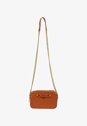 Sac bandoulière en cuir tan avec une chaîne dorée, de forme rectangulaire, logo en relief à l'avant et texture lisse.