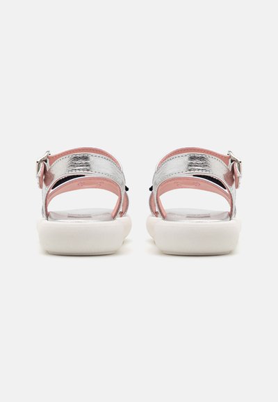 Sandales métalliques argentées avec des accents roses, sangles arrière ajustables et semelles en caoutchouc blanches. Design à bout ouvert avec une texture lisse.