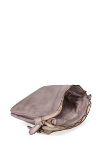 Borsa in pelle di un leggero mauve, forma rettangolare con doppie cerniere. Texture morbida e design interno semplice, senza scomparti aggiuntivi.