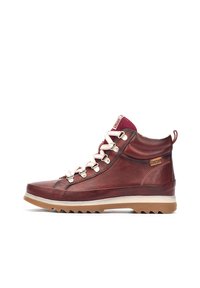 Bottes de randonnée en cuir marron avec un design montante, des lacets blancs, des accents bordeaux et une semelle en caoutchouc présentant un motif de traction robuste.