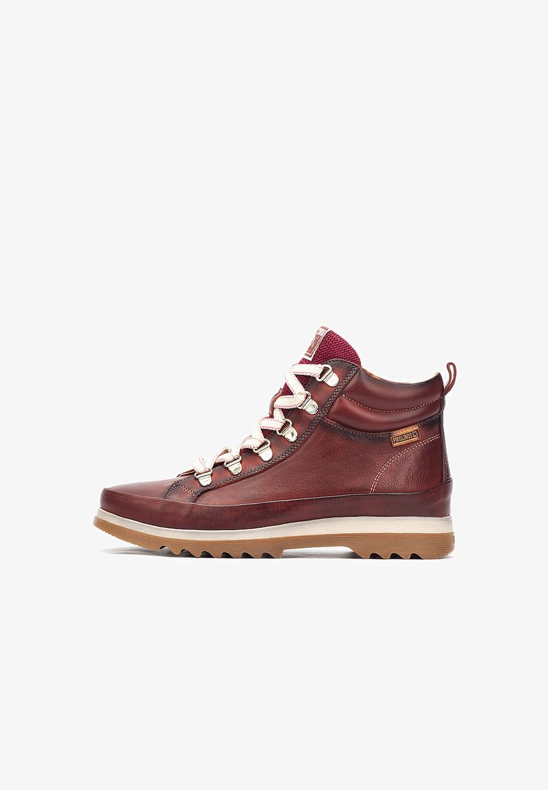 Scarpe da trekking in pelle marrone con design a collo alto, lacci bianchi, accenti color bordeaux e suola in gomma con un motivo di battistrada robusto.