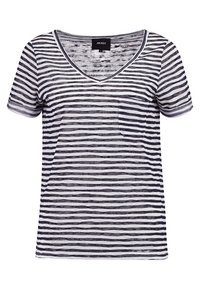 Stribet t-shirt i marineblå og hvid med v-hals, korte ærmer og en centreret lomme på venstre side. Blødt, let materiale.