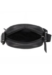 Borsa in pelle nera di forma rotonda, con chiusura a zip e fodera interna nera. Presenta un esterno testurizzato e una tracolla regolabile.