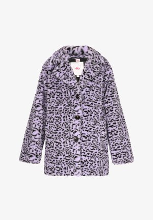 Cappotto in pelliccia sintetica viola con motivo leopardato, dotato di colletto a punte e cinque bottoni marroni lungo la parte anteriore. Texture morbida in tutto il capo.