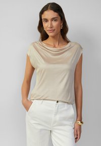 s.Oliver BLACK LABEL AUS GLÄNZENDER MIT WASSERFALL-AUSSCHNITT - T-shirt print - beige
