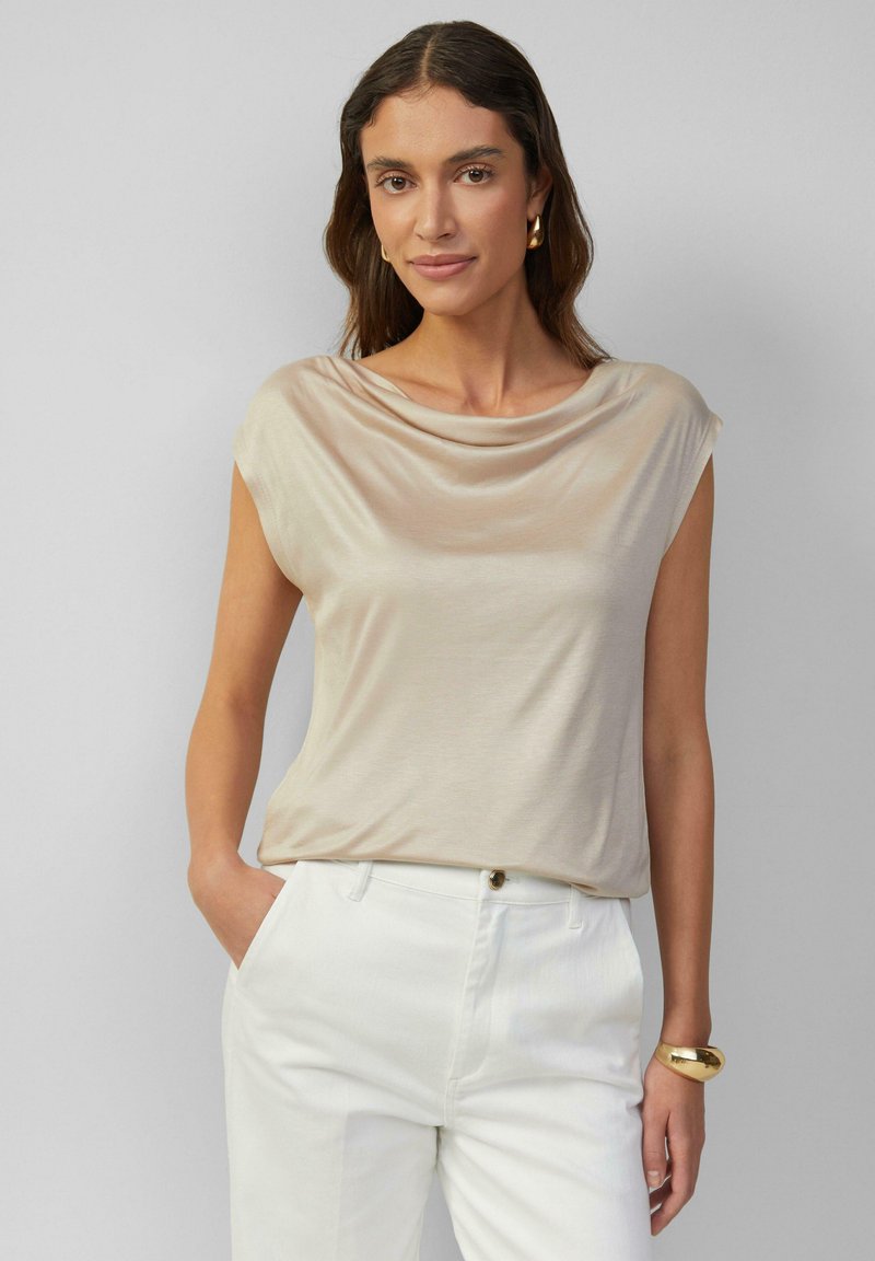 s.Oliver BLACK LABEL AUS GLÄNZENDER MIT WASSERFALL-AUSSCHNITT - T-shirt print - beige