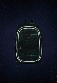 Zaino con un motivo binario nero e verde, dotato di bordo riflettente, spallacci regolabili e una tasca frontale con zip.
