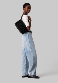 LINN SHOULDER BAG - Mala de mão - black