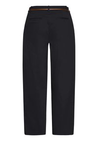 Pantaloni negri croiți, cu picioare drepte, două buzunare elvețiene în partea din spate și o curea subțire de piele maro.