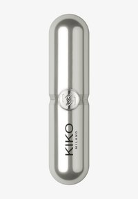 Envase cosmético en forma de cápsula metálica plateada de KIKO Milano con logotipo y nombre de la marca en relieve sobre un fondo blanco.