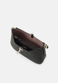 Borsa a tracolla in pelle nera con texture, apertura superiore, dettagli in oro, tasca interna con zip e rivestimento interno marrone su sfondo bianco.