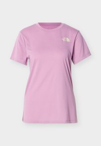 Λιλά κοντομάνικο t-shirt με στρογγυλή λαιμόκοψη και μικρό λευκό λογότυπο "The North Face" στο επάνω αριστερό μέρος του στήθους, επάνω σε απλό φόντο.