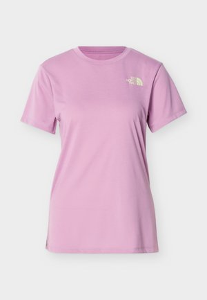 Λιλά κοντομάνικο t-shirt με στρογγυλή λαιμόκοψη και μικρό λευκό λογότυπο "The North Face" στο επάνω αριστερό μέρος του στήθους, επάνω σε απλό φόντο.