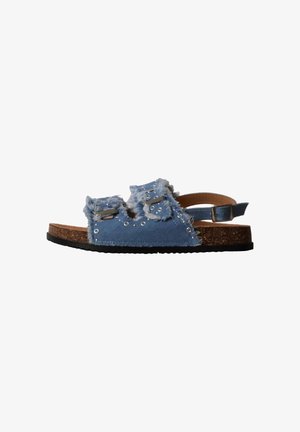 Sandale bleu denim avec bords effilochés, œillets métalliques, semelle intérieure en liège, semelle noire, deux brides réglables et boucle à la cheville.